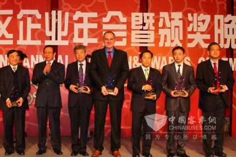 康博立博士（中間）代表FPT菲亞特動力科技出席并領獎