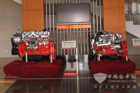 從左至右為上海日野P11C系列發動機和J08E系列發動機