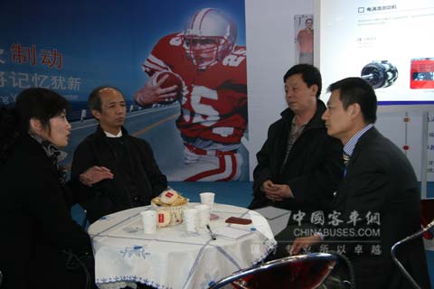 客戶助陣華越