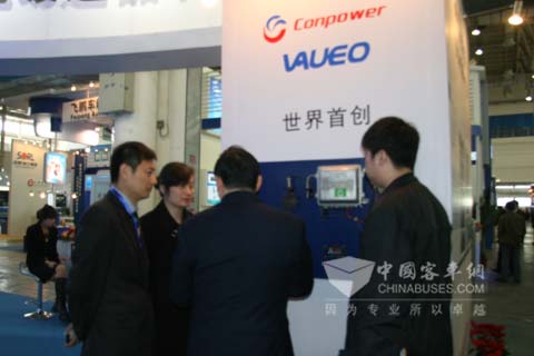 公交公司領導參觀華越展臺