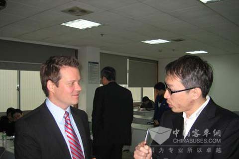 德國DEUTZ公司首席代表與中聯技術人員在交流