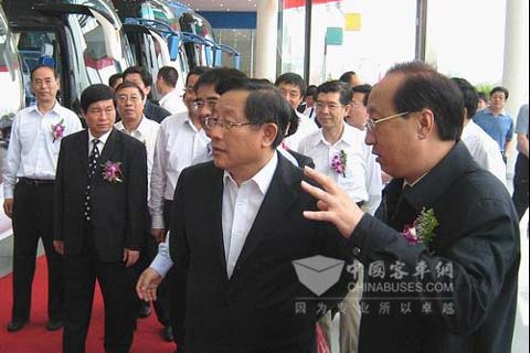 科技部部長萬鋼視察玉柴與恒通研發新能源客車