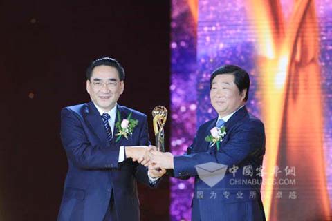財(cái)政部副部長(zhǎng)廖曉軍為譚旭光頒獎(jiǎng)