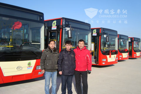 交付的公交車順利抵達沈陽