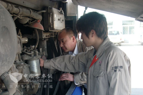 上海日野服務(wù)工程師檢修發(fā)動(dòng)機(jī)