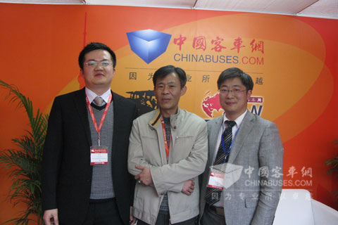 驛力執行總經理陳海明（左）董事長陳江鋒（中）客車網總編輯吳永強