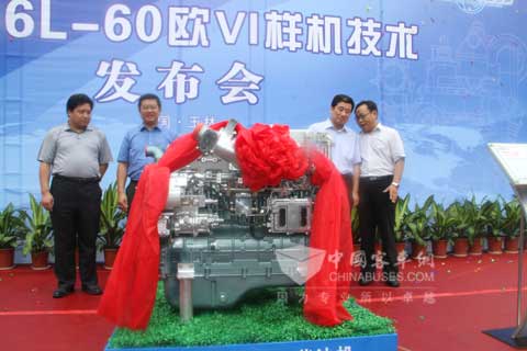 中國首個歐VI排放發動機在玉柴研制成功（左三為玉柴董事局主席晏平）