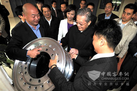 周光召詢問諾德輪轂對(duì)于技術(shù)研發(fā)的創(chuàng)新模式