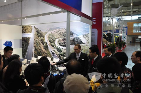福伊特驅動公路產品亮相南京客車展與媒體進行交流