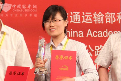 奧特代表上臺領獎