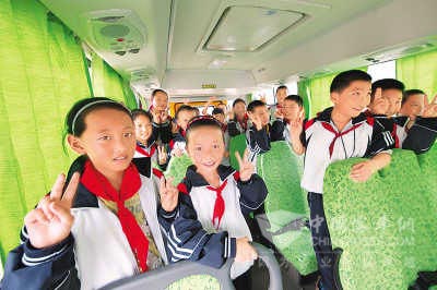 松濤玉柴希望小學學生們坐在玉柴捐贈的校車里