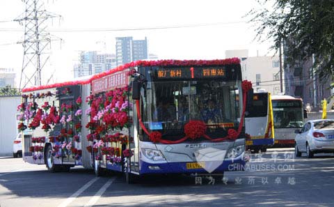 北京市副市長(zhǎng)等領(lǐng)導(dǎo)試乘公交1號(hào)線1號(hào)車