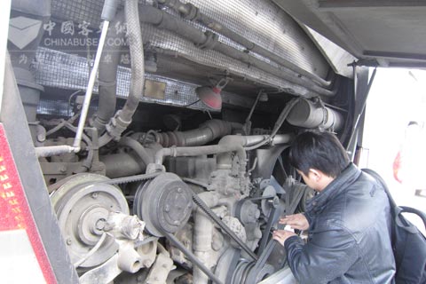 玉柴工程師仔細檢查發動機