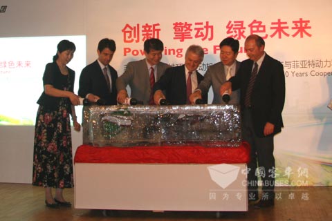 出席活動的領導共慶 首都綠色交通