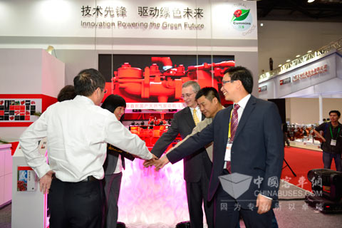 嘉賓為康明斯L8.9G天然氣發動機揭幕