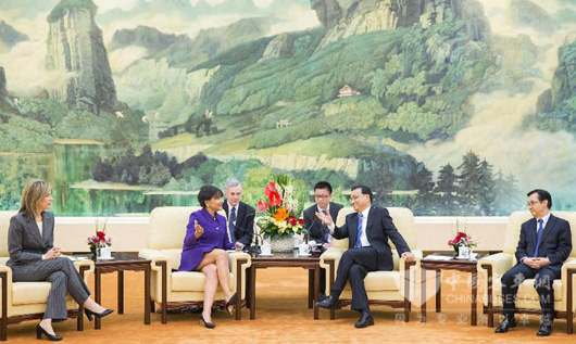 國務院總理李克強在北京人民大會堂會見美國總統(tǒng)代表、商務部長普里茨克