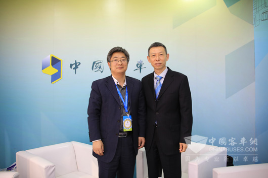康明斯公司副總裁，東風康明斯發動機公司總經理王寧（右）與中國卡車網總編輯吳永強合影