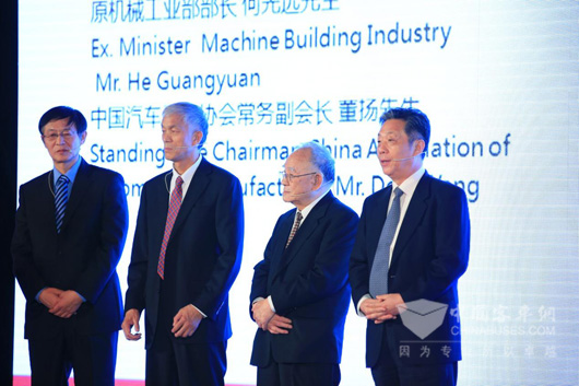 中國汽車工業(yè)協(xié)會(huì)常務(wù)副會(huì)長董揚(yáng)及中國工程機(jī)械工業(yè)協(xié)會(huì)會(huì)長祁俊發(fā)言